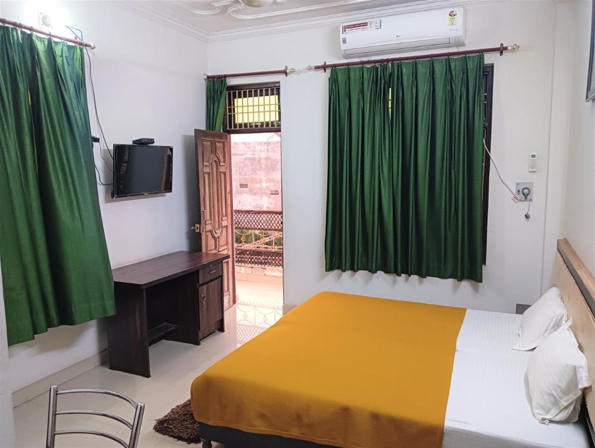 فاراناسي Varuna Palace-Fully Vaccinated Staff المظهر الخارجي الصورة