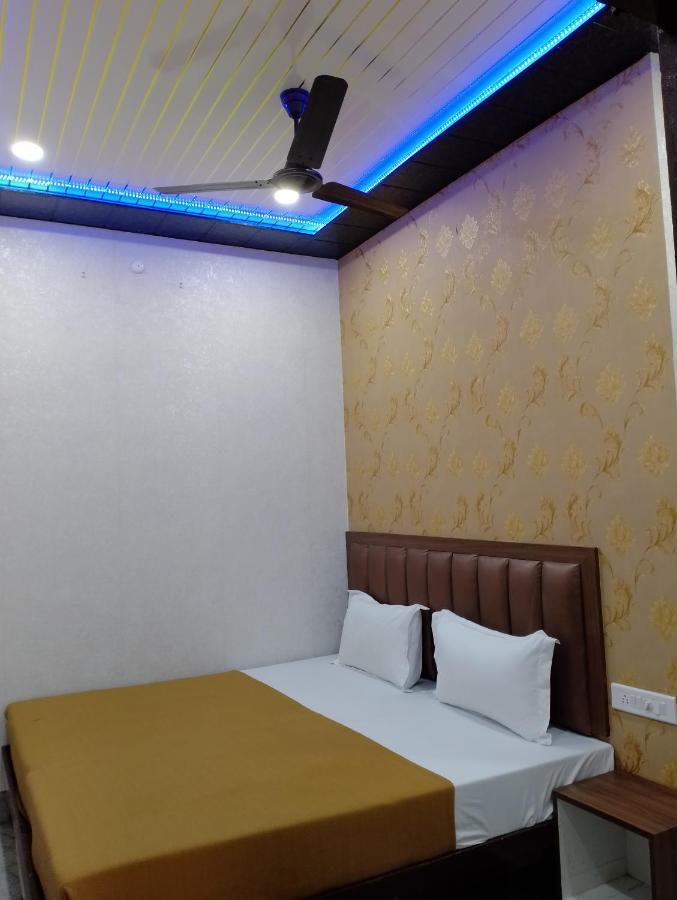 فاراناسي Varuna Palace-Fully Vaccinated Staff المظهر الخارجي الصورة