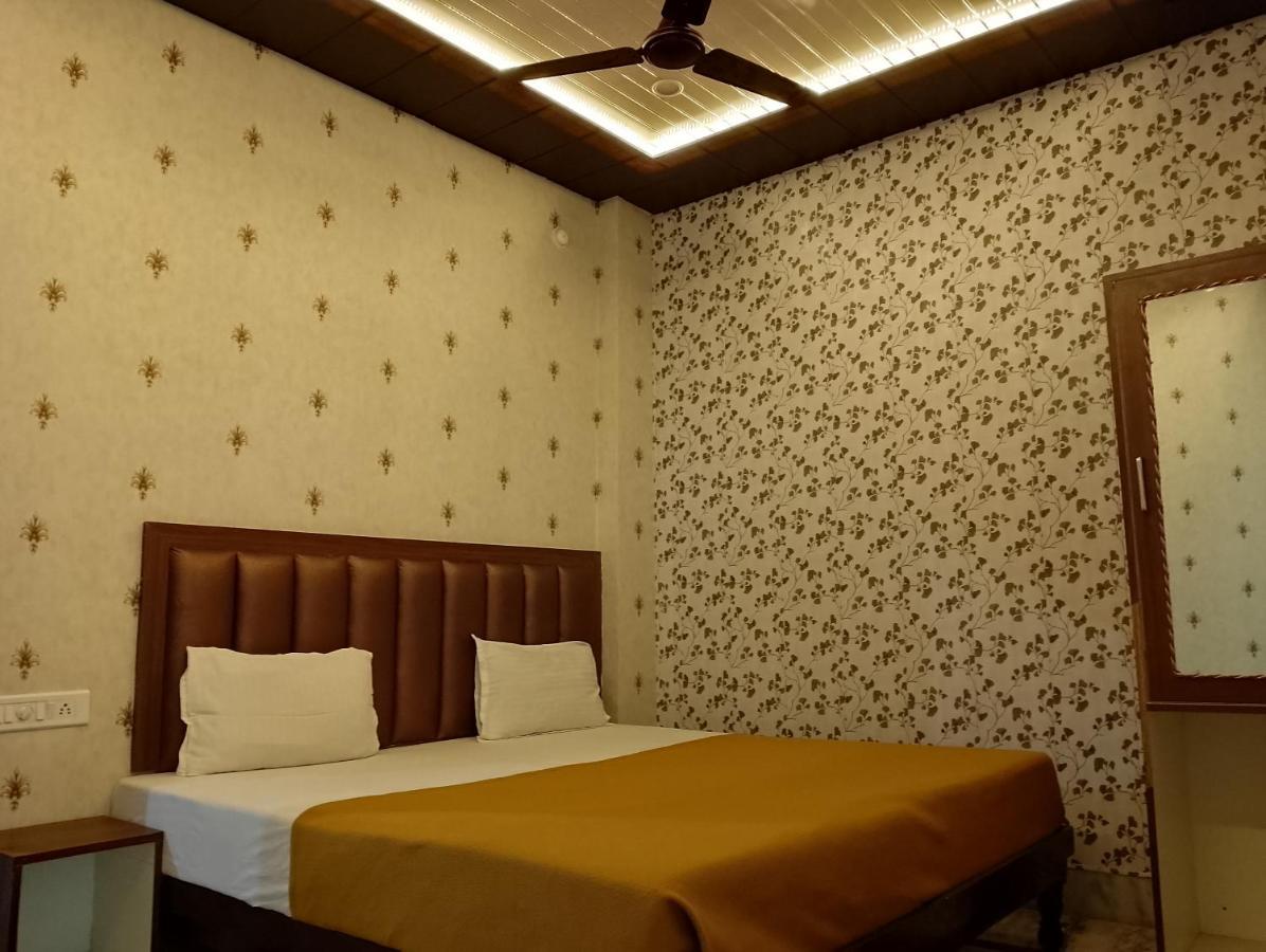 فاراناسي Varuna Palace-Fully Vaccinated Staff المظهر الخارجي الصورة