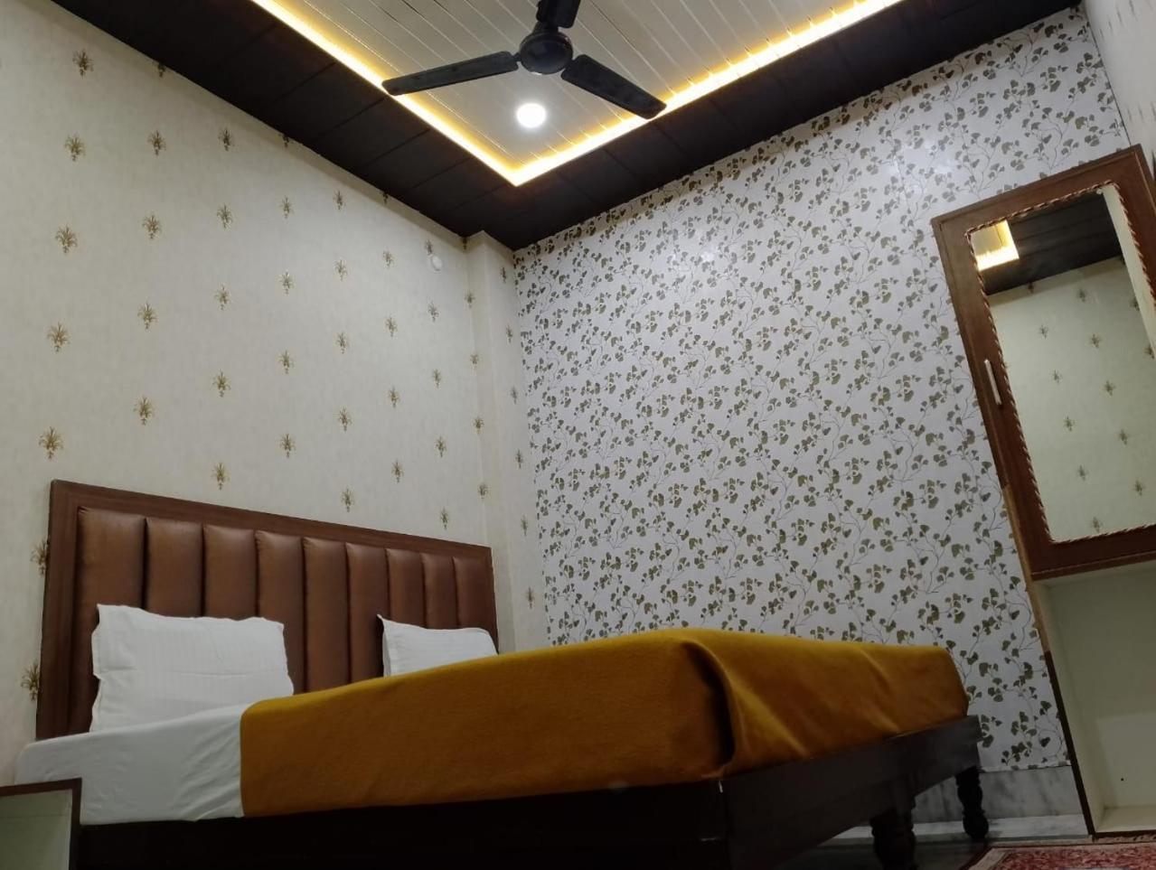 فاراناسي Varuna Palace-Fully Vaccinated Staff المظهر الخارجي الصورة